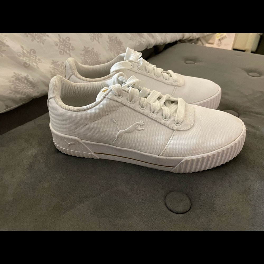 White canvas pumas